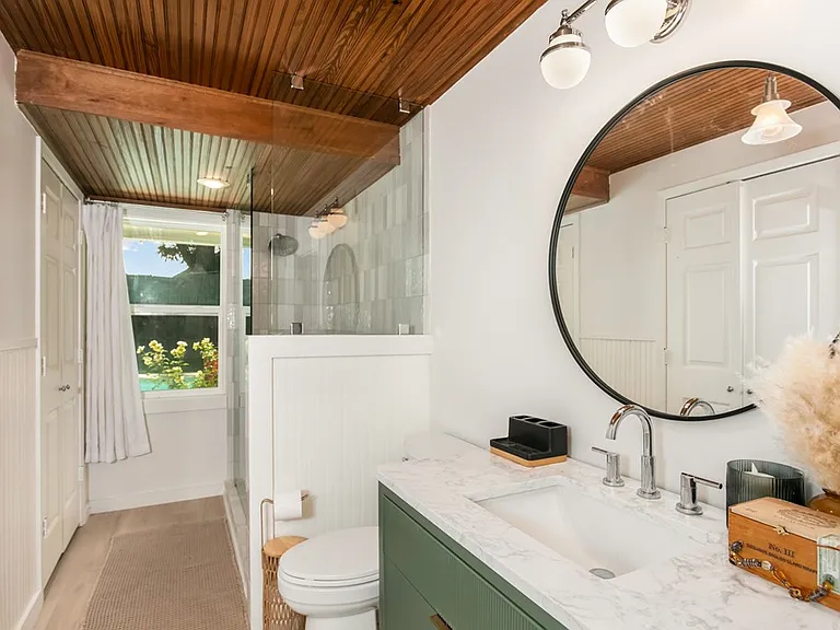 112 N Acorn St — Photo 22