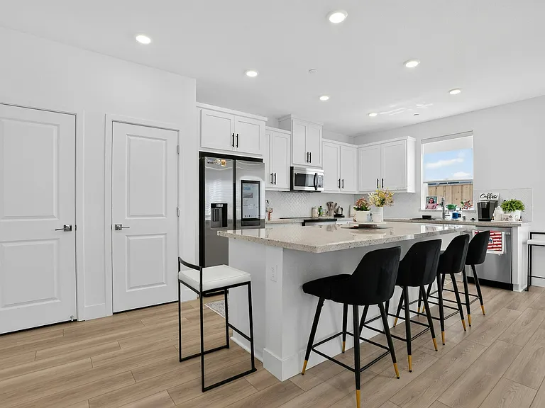 486 N Cloverdale Pl — Photo 4