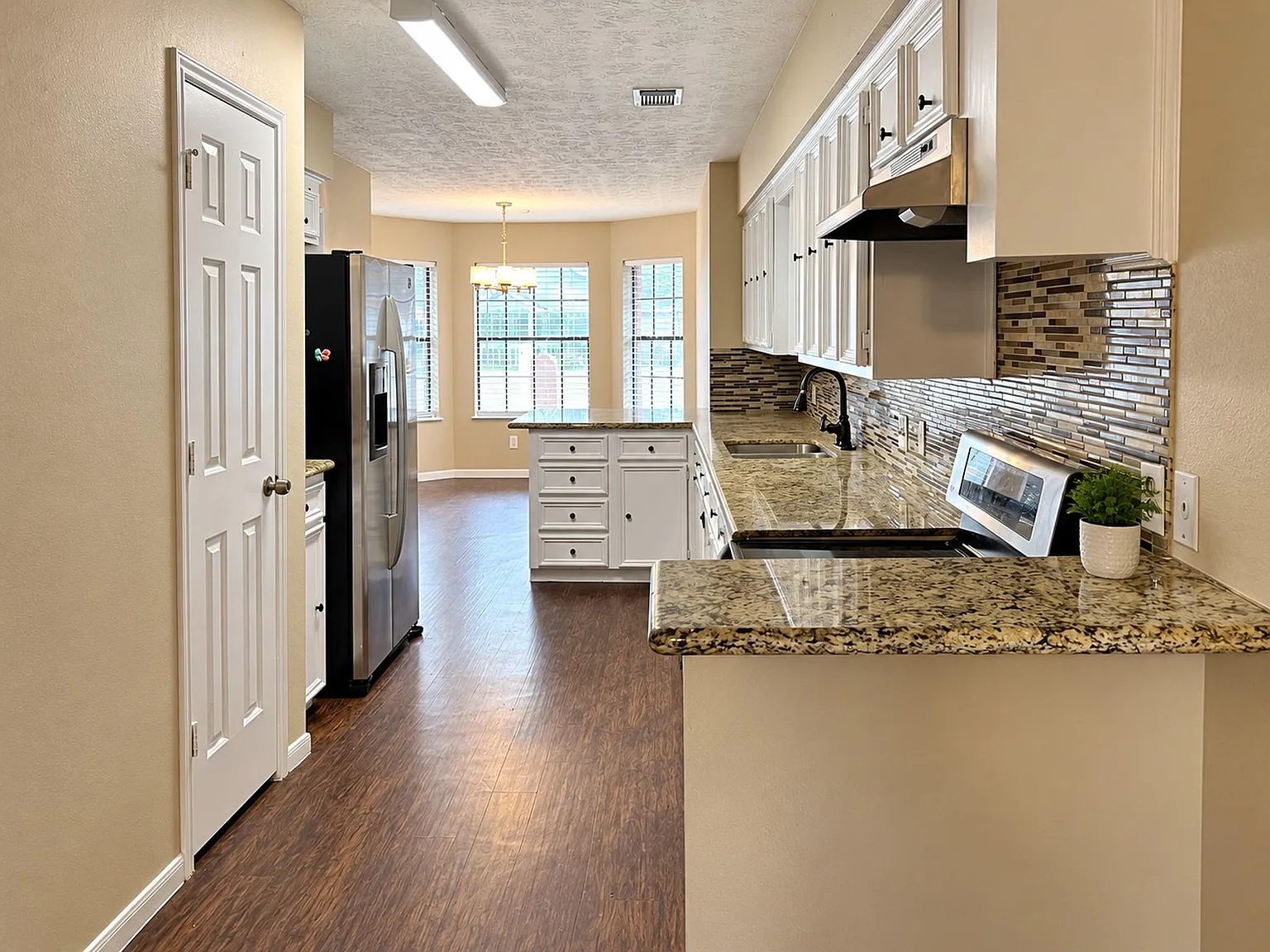 3 bed, 2.0 bath, 1383 sqft, $1,875 — Photo 3