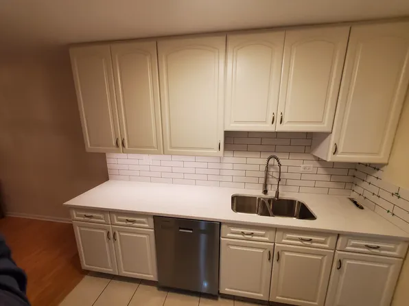 8894 Knight Ave APT 211, Des Plaines, IL 60016