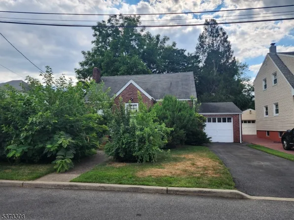 8 Bakers Ct, Clifton City, NJ 07011