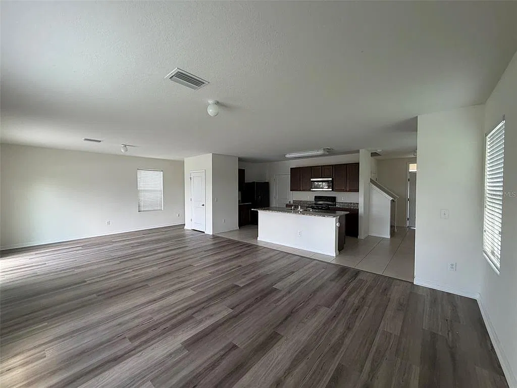 4 bed, 2.5 bath, 2260 sqft, $2,400 — Photo 3