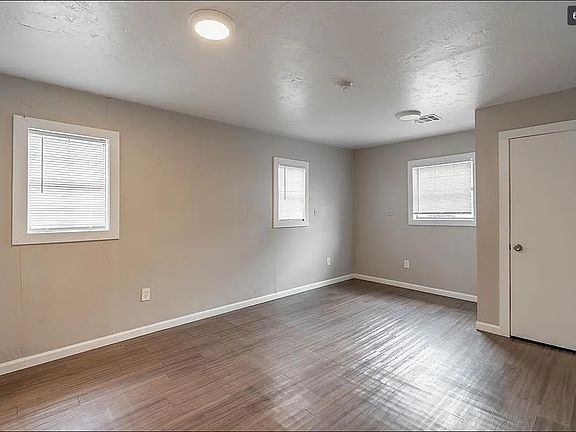 2nd image of 820 SW 31st St