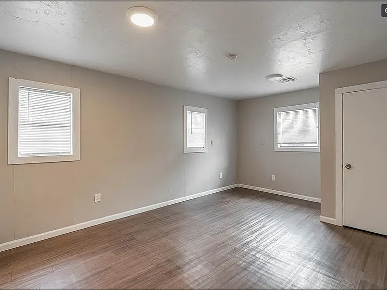 820 SW 31st St — Photo 2