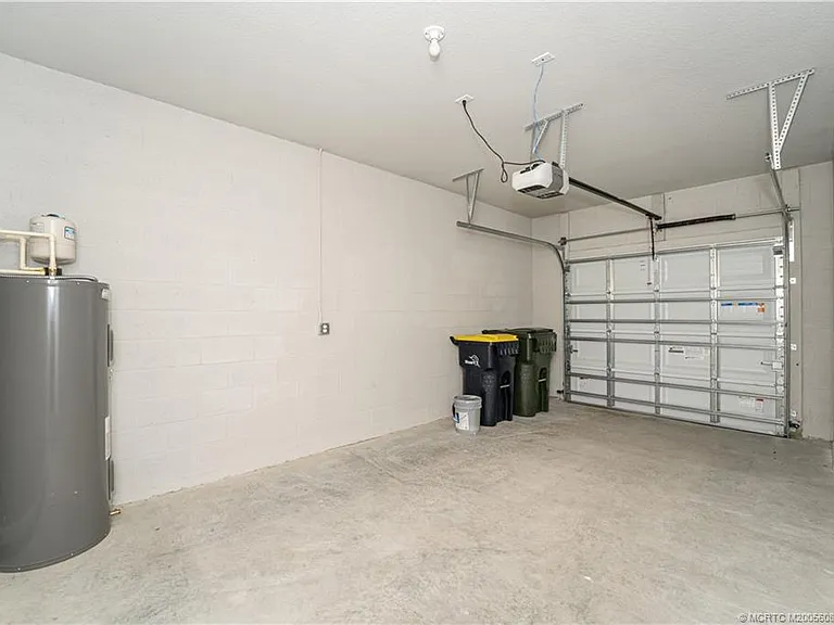 325 SE Halifax Ln — Photo 24