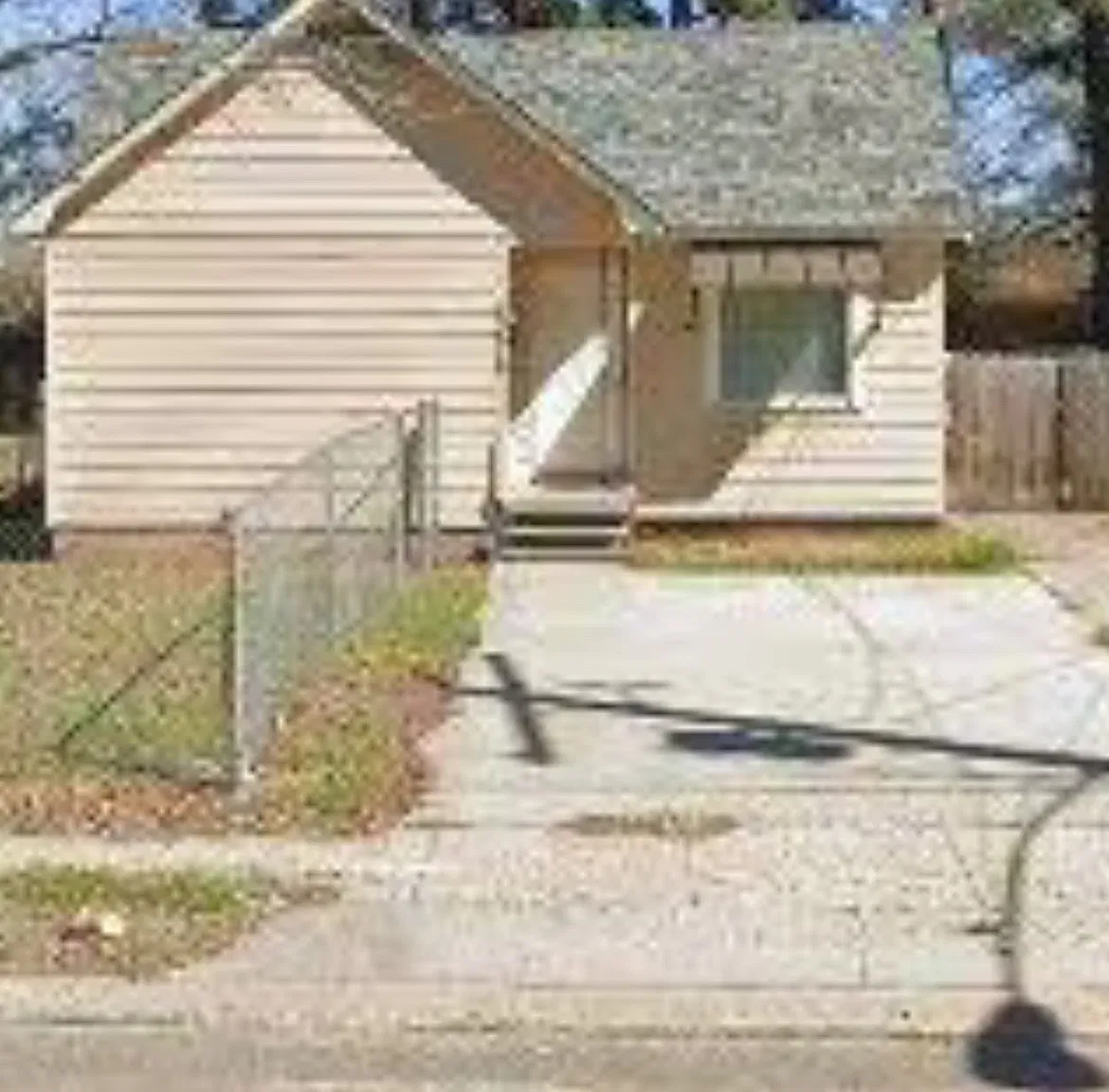 4 bed, 1.5 bath, 1400 sqft, $1,200 — Photo 1