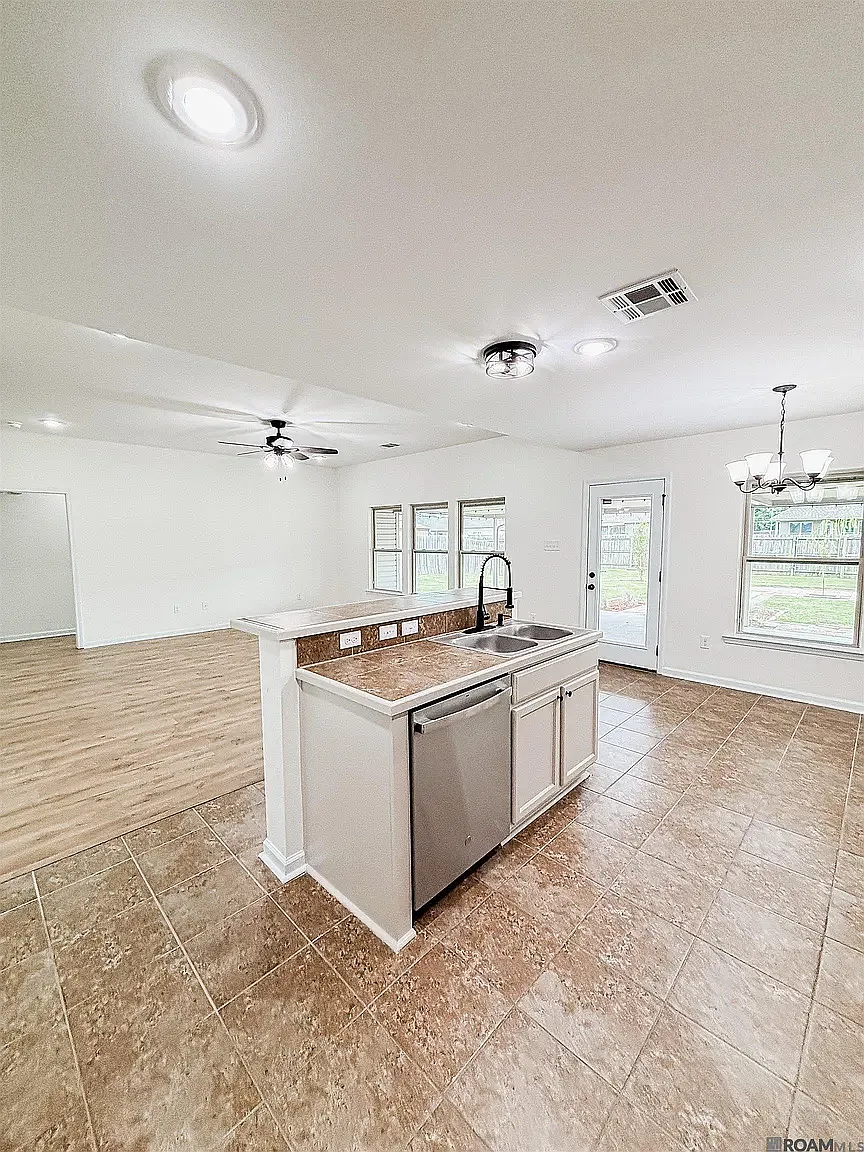 3 bed, 1517 sqft, $1,975 — Photo 3
