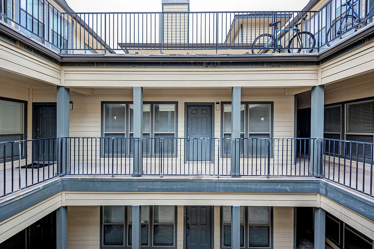 Building Photo - 914 W 26th St #208