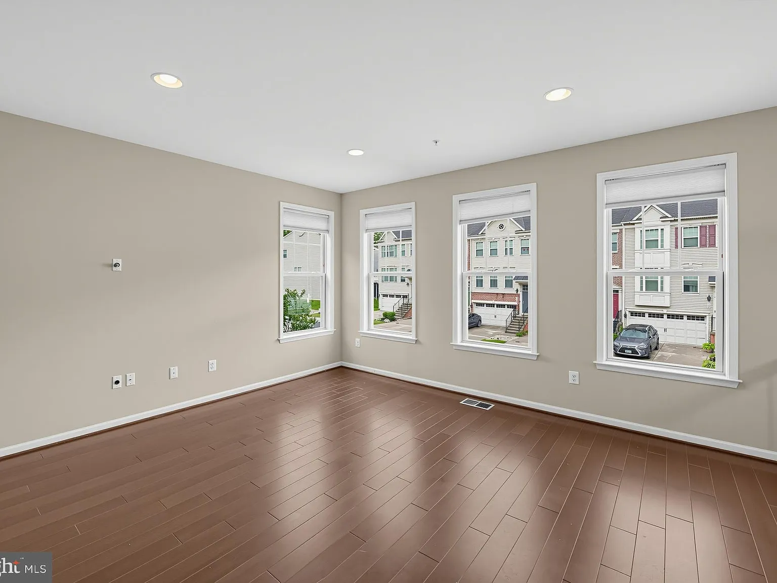 3 bed, 3.5 bath, 2195 sqft, $3,100 — Photo 4