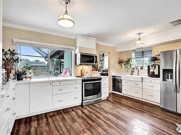 3rd image of 3640 SW 22nd St