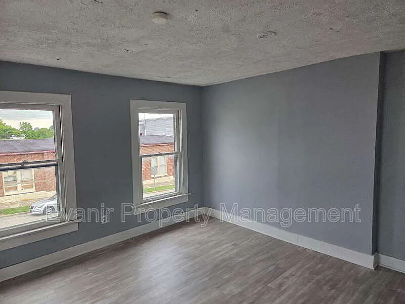 2 bed, 1.0 bath, $750 — Photo 2