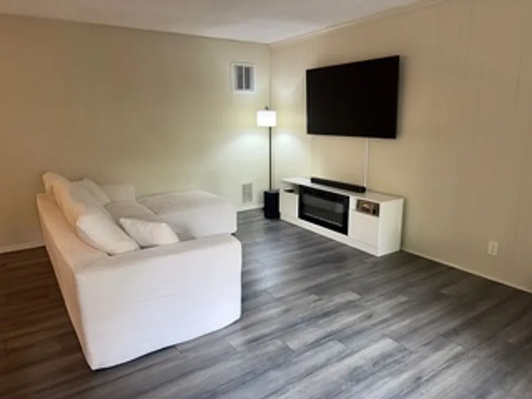 8207 De Longpre Ave #6 — Photo 7