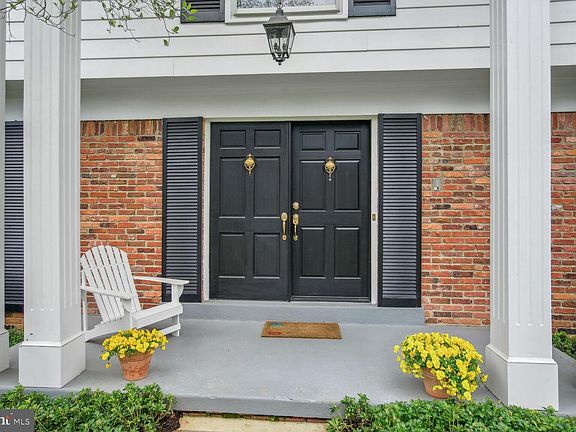 3rd image of 8804 Fox Hills Trl