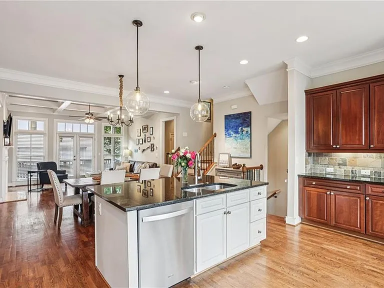 805 Highland Green Way NE — Photo 6