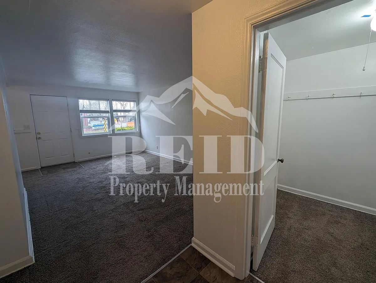 Building Photo - 102 N Montgomery Ave #1-7