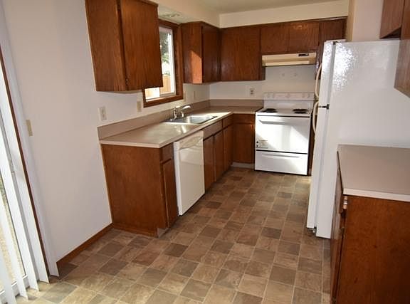 4th image of 618 SE 132nd Ave