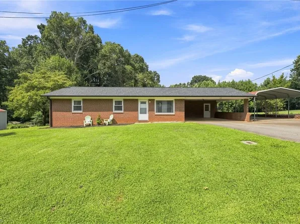 222 Easton Dr, North Wilkesboro, NC 28659