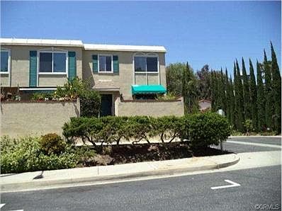 End unit townhome with privacy and ample guest parking