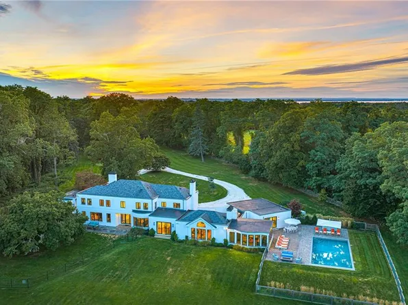 165 Poppasquash Rd, Bristol, RI 02809