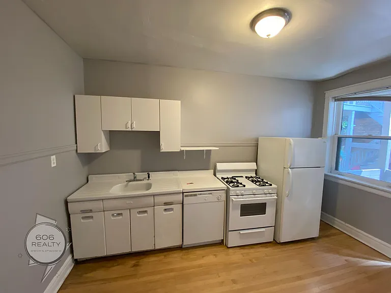 Large Vintage Ravenswood Apts! Special Offer! — Photo 9