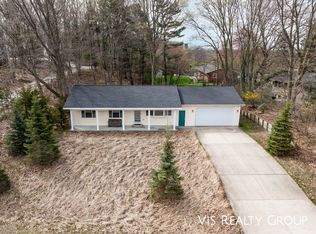 17784 Mohawk Dr, Spring Lake, MI 49456