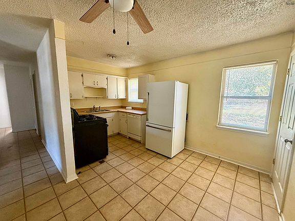 5th image of 1426 Harris Ln