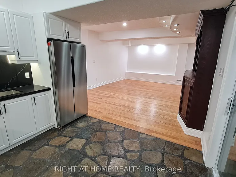172 Lena Cres #2 — Photo 7