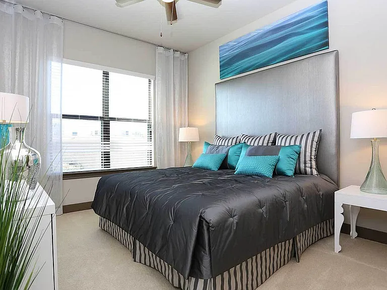 Pearl_Washington_model-b5_bed2-1