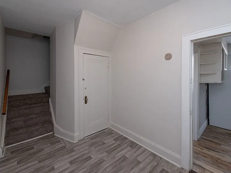 Beautifully updated Tudor style duplex. Upper unit. Large rooms. 2 balconies, private entry. Fenc... — Photo 31