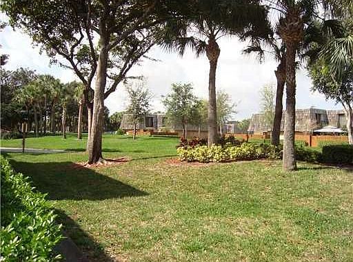 2nd image of 221 Live Oak Ln