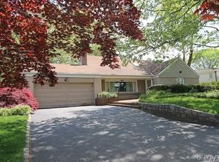 55 Shelly Ln, Great Neck, NY 11023