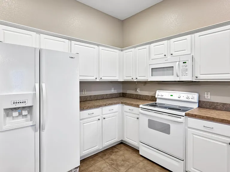 614 Douglas Dr — Photo 12