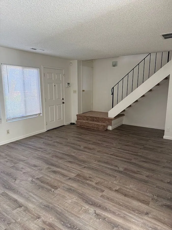 3 bed, 1.5 bath, 1254 sqft, $3,195 — Photo 2