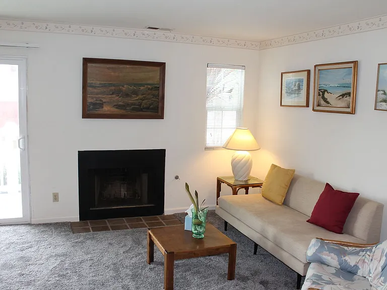 140 Cypress Ave — Photo 2