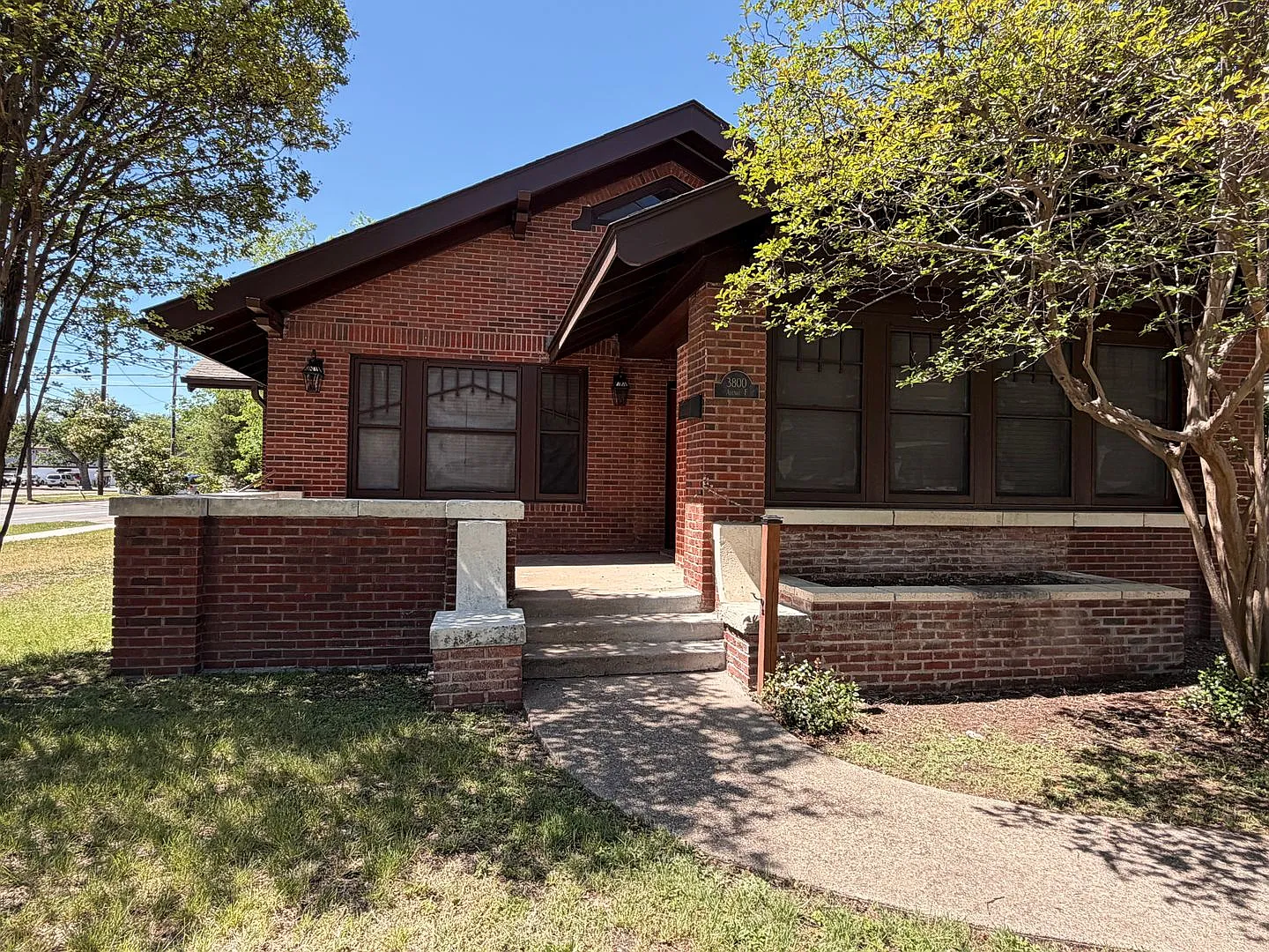 Hyde Park - Corner Lot House w/ yard and basement — Photo 1