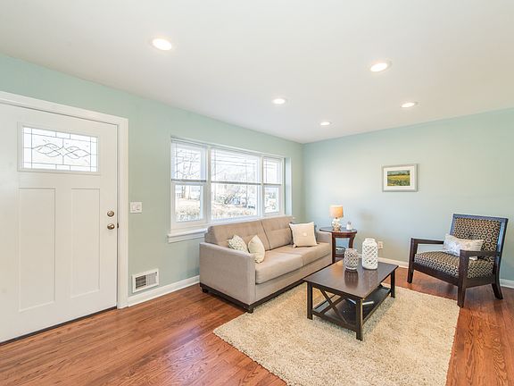 5th image of 450 Broughton Ave