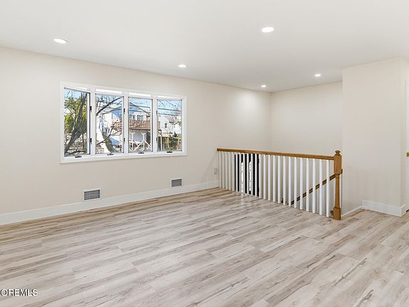 5th image of 975 S Concourse