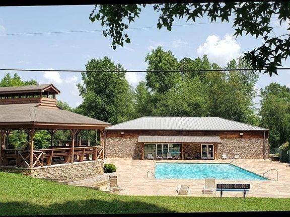 3rd image of 1009 N Cut Ln