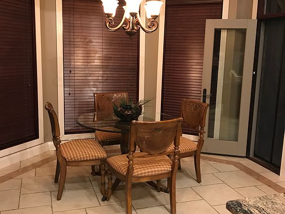 Informal dining area 