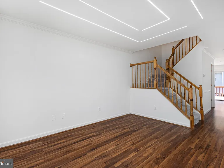 18506 Carriage Walk Cir — Photo 5