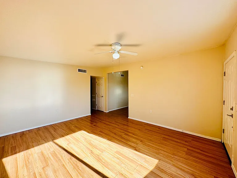 Elm309-311 — Photo 14