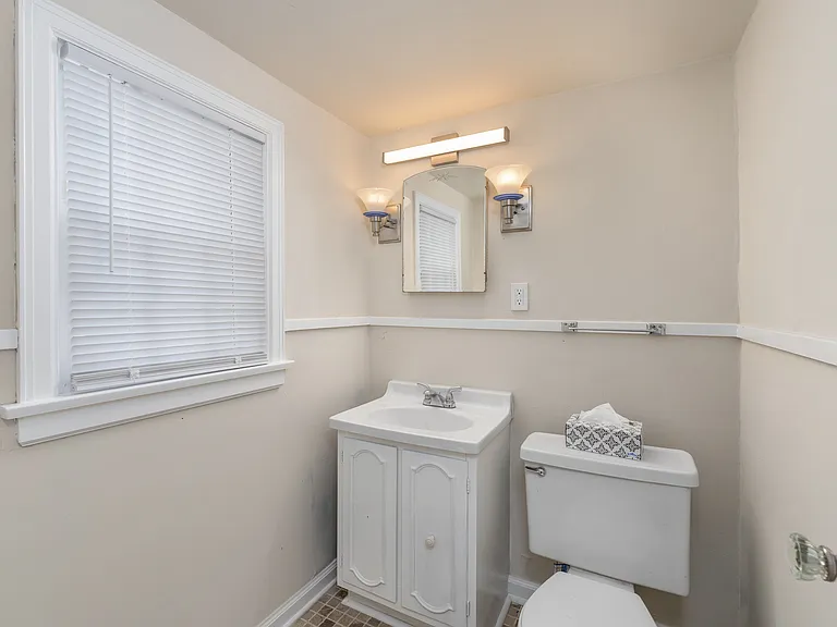 141 N Bleckley Dr — Photo 12