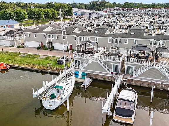 3rd image of 33 Harbor Isle Dr