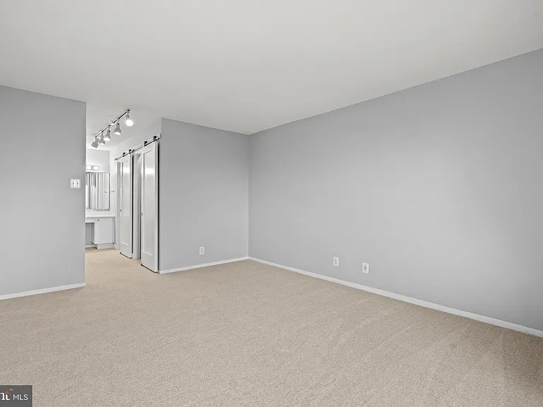 307 Yoakum Pkwy #703 — Photo 20