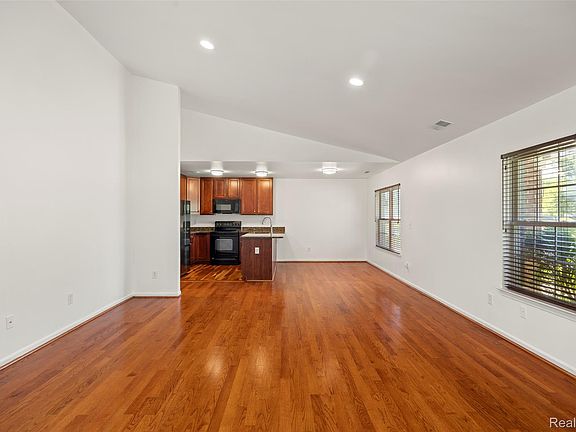 4th image of 42268 Hanover Dr #4