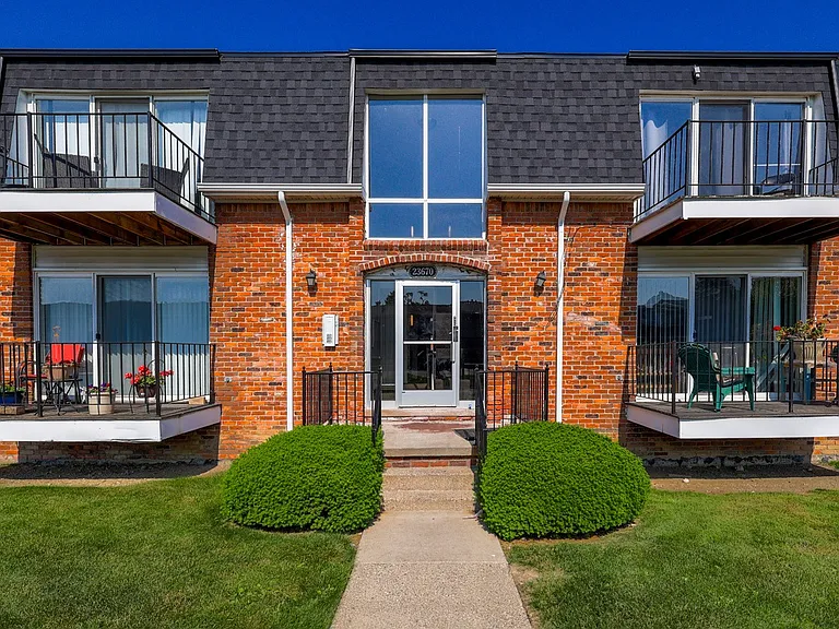 Coach House Apartments — Photo 21