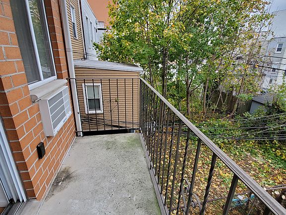 4th image of 27-31 Crescent St #44