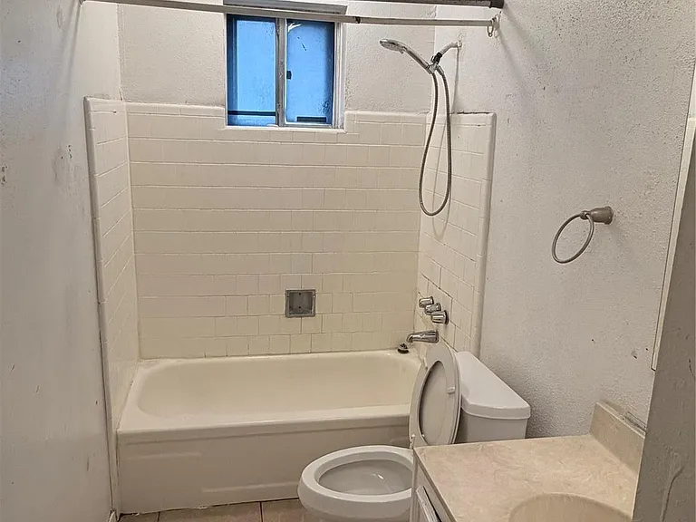 6622 Castleview Ln — Photo 7