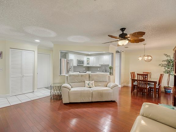 5th image of 10 Lexington Lane E #B