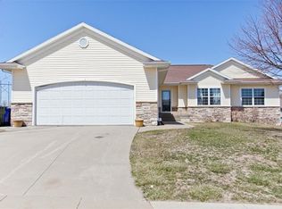 6426 Palmetto Cir SW, Cedar Rapids, IA 52404